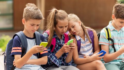 Algunos expertos recomiendan que los ni�os tengan m�vil lo m�s tarde posible. 