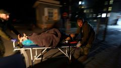 Voluntarios atienden a ucranianos heridos en Dnipro