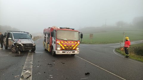 En la colisin se vieron implicados un turismo y una furgoneta, que sufrieron importantes daos materiales