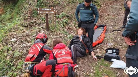 La mujer que result� herida es atendida por los servicios de emergencias