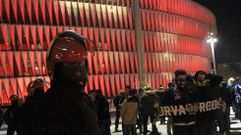 Ertzaintzas con aficionados del Espanyol antes del partido