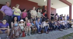 Los padres protestaron el jueves por el cierre de la escuela. 