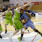 Ogirri, ante un jugador del Huesca en el Pazo.