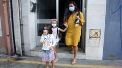 Teresa sal�a ayer de casa de la mano de su madre, Alberta, con su padre Luis y su hermana Tina, camino de su primer d�a del colegio.