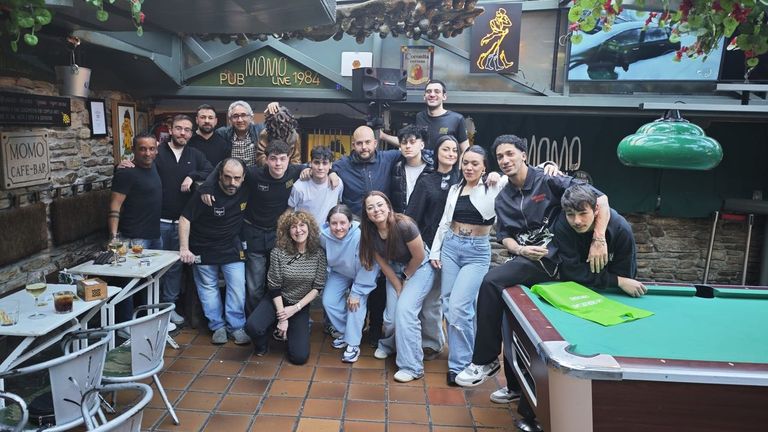 Domenico Bartolotta (a la izquierda) y Javier Rivera (al fondo, con camisa de cuadros) cerraron la venta este viernes y comunicaron la noticia al equipo del pub, que los acompa&ntilde;a