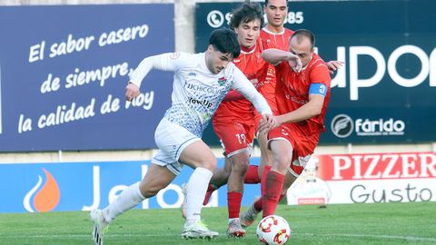 Mario Prol, en una acción del partido disputado en Barraña la pasada temporada entre el Boiro y el Somozas.