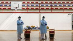 Personal sanitario en el pabell�n de deportes de Calabagueiros, preparado para hacer un cribado a la poblaci�n el pasado mes de abril 