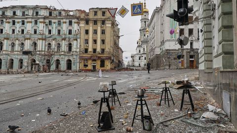 Vista general de los da�os despu�s del bombardeo de un edificio en el centro de Kharkiv, Ucrania