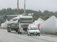 En la imagen, de archivo, el transporte de palas fabricadas en la planta de As Somozas. 