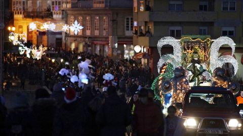Miles de personas salieron a las calles de Ourense para recibir a sus majestades de Oriente pese al frío