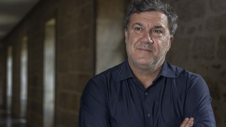 <span lang= gl >O profesor, investigador e escritor Emilio Grand�o, nunha imaxe recente</span>