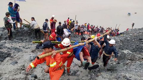 Servicios de rescate en una mina al norte de Birmania