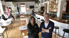 Conchi y Jos� Miguel atienden a la cliente de Dzine, con el antiguo proyector de la sala al fondo (en la entrada)