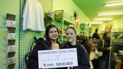 Carol Caicedo, alumna de Goymar, con su profesora Ana Becerril en Cero de Costa, donde se present� la sudadera con la que la joven gan� el concurso para j�venes talentos.