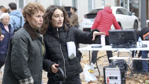 La directora Anta Fats da explicaciones a la actriz Mara Vzquez durante el rodaje de un corto en Ferrol.