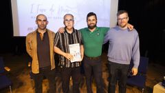 Los miembros de la comisi�n y el escritor H�ctor Pose
