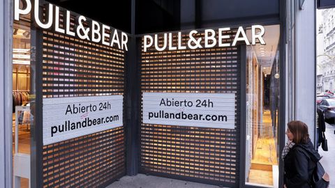 El Pull & Bear de la plaza de Lugo, cerrado por la huelga del sector textil en el primer d�a de rebajas
