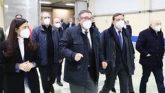 El ministro de Pesca, Luis Planas (segundo por la derecha), visitando este jueves las instalaciones de Puerto de Celeiro con directivos de la empresa pesquera y otras autoridades