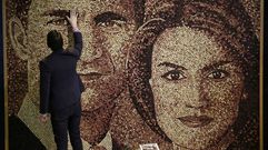 Retrato de Felipe VI y de Letizia hecho con corchos de botellas de vino en Fitur.