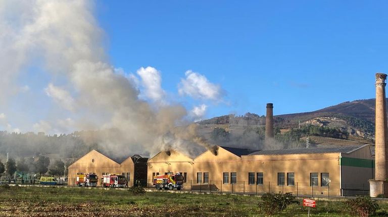 Una densa humareda sale de las naves de Cedie en O Barco.