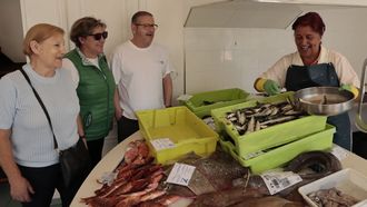 Venta de sardinas en Pescader�a Roly, en Viveiro