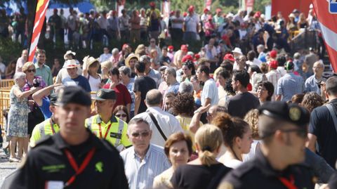 Miles de personas se congregaron en la zona de salida y en muchos lugares del recorrido pese al intenso calor
