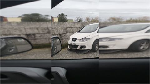 Coche implicado en el altercado que presuntamente ocupaban los atacantes y dejaron abandonado en el lugar de los hechos.