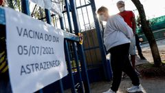 Ciudadanos brasile�os asisten a un punto de vacunaci�n en la ciudad de Sao Paulo