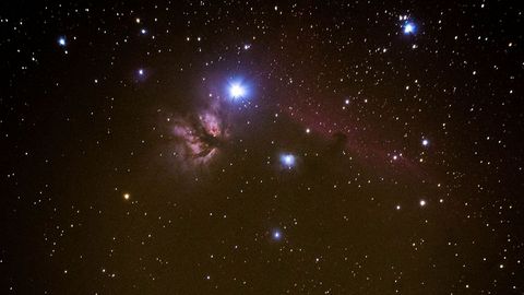Nebulosas de La Flama y La Cabeza de Caballo
La Nebulosa de La Flama en una nebulosa de emisin y la Cabeza de Caballo es una nebulosa de absorcin y las dos una zona de formacin de estrellas, se encuentran en la constelacin de Orin. La estrella ms brillante situada entre las dos nebulosas es Alnitak, una de las tres estrellas del Cinturn de Orin. Se encuentran a 1.350 y a 1500 aos luz. En el Nuevo Catlogo General  se denominan NGC2024 y Barnard 33 y tienen una magnitud aparente muy variable.
La foto est obtenida en Chile con una cmara cmara Canon Eos 6D, 120 segundos a Iso 3200 con filtro OIII con objetivo Canon 500 mm f5 ms duplicador sobre montura Staradventure.
