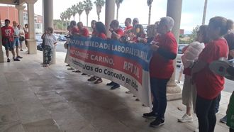 Cacerolada de protesta del personal municipal, durante el pleno celebrado el jueves