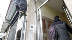 Un joven entra en el edificio de la calle Marina Espa�ola cuya caja de distribuci�n precint� la Polic�a Local