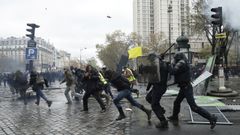 Disturbios en la 53.� jornada de protestas en Par�s, cuando se cumple un a�o del movimientos de los chalecos amarillos