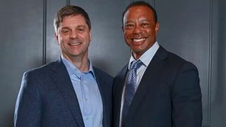 Brian Rolapp, junto a Tiger Woods en la comparecencia en que se anunciaron los cambios.