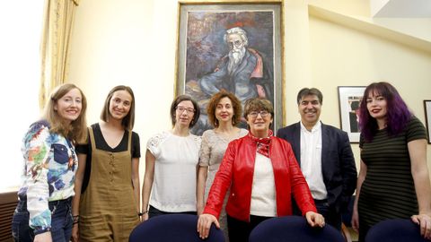 Sandra Dom�nguez, en el centro, bajo el retrato de Valle-Incl�n, con otros miembros del grupo de investigaci�n