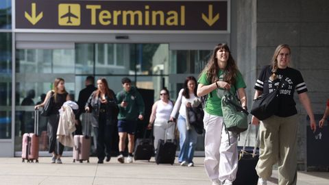 Primer d&iacute;a de Alvedro asumiendo los vuelos de Lavacolla