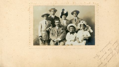 Una familia, todos con sombreros, en 1912