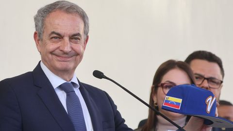 Jos� Luis Rodr�guez Zapatero muestra una gorra con la bandera de Venezuela.