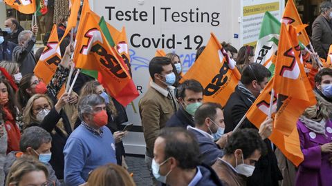 Las arruadas _en la imagen la del derechista PSD_ reunieron a cientos de personas que desafiaron al covid