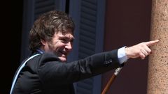 Milei saluda a sus seguidores desde el balc�n de la Casa Rosada, en Buenos Aires.