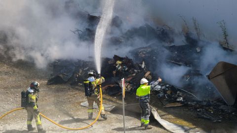 Bomberos de Gijn y del Servicio de Emergencias (SEPA) trabajan en la extincin de un incendio de grandes dimensiones que se ha declarado en torno a las 12:27 horas en la planta de fraccin resto del Consorcio de Gestin de Residuos Slidos (COGERSA) en Sern (Gijn) 