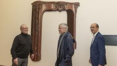 � procura da fundaci�n. Santiago Olmo charla co artista Llu�s Hortal� e o director xeral de Cultura, Anxo Manuel Lorenzo, diante dunha das pezas de �trompe l?oeil� na exposici�n que o escultor e debuxante catal�n inaugurou en Santiago o 27 de febreiro. Olmo cre que o futuro do CGAC debe cami�ar cara � procura da natureza xur�dica da fundaci�n.