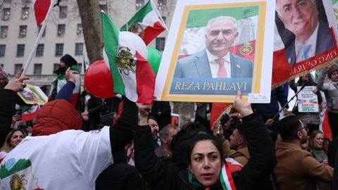 Una mujer sostiene una foto del pr�ncipe heredero en el exilio Reza Pahlavi durante una manifestaci�n en Londres
