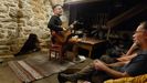 Diego Drexler, actuando recientemente en una casa rural de Ourol.