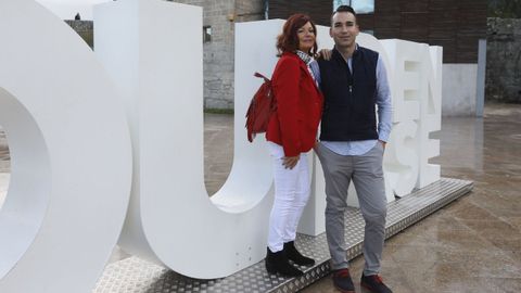 Tina y Marcos Razoes, junto al identificativo de Ourense