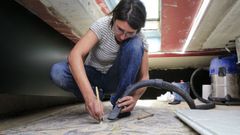 La restauradora Iria L�pez limpia los restos de materiales que se sedimentan en los mosaicos romanos de Lugo