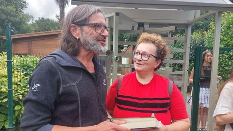 Carlos Magdalena, horticultor estrella del Real Jardín Botánico de Kew, con una seguidora de su labor, Graciela Martínez
