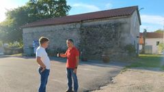 El teniente de alcalde Jos� Portela (a la derecha) examina las nuevas propiedades municipales con el concejal Manuel Di�guez