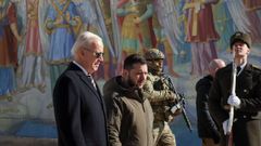 Biden y Zelenski, durante la visita a la catedral de San Miguel..Visita de Biden a Zelenski en Kiev. En la semana en que se cumpl�a un a�o de la invasi�n rusa de Ucrania, el presidente de EE.UU. se presentaba por sorpresa en Kiev. 20/02/2023
