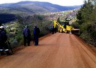 Una m�quina contratada por los vecinos cort� el vial con una zanja.