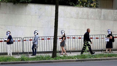 Manifestación de protesta frente a la embajada rusa en Praga, República Checa; para exigir la liberación del director de cine ucraniano Oleg Sentsov, quien fue encarcelado por cargos de terrorismo y actualmente se encuentra en huelga de hambre en una cárcel rusa 